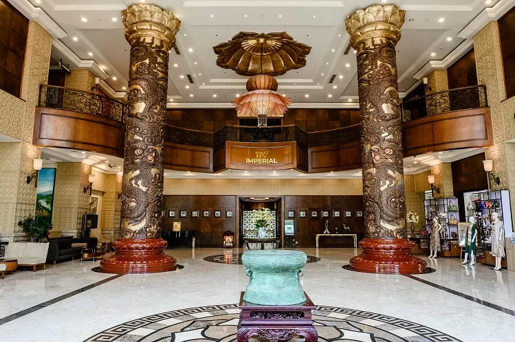 Sảnh đón khách TTC Imperial Hotel mang đậm phong cách hoàng cung.