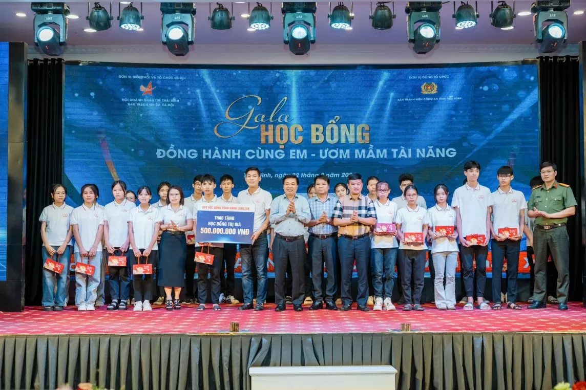 Thái Bình: Hội Doanh nhân trẻ trao học bổng cho 32 học sinh nghèo vượt khó