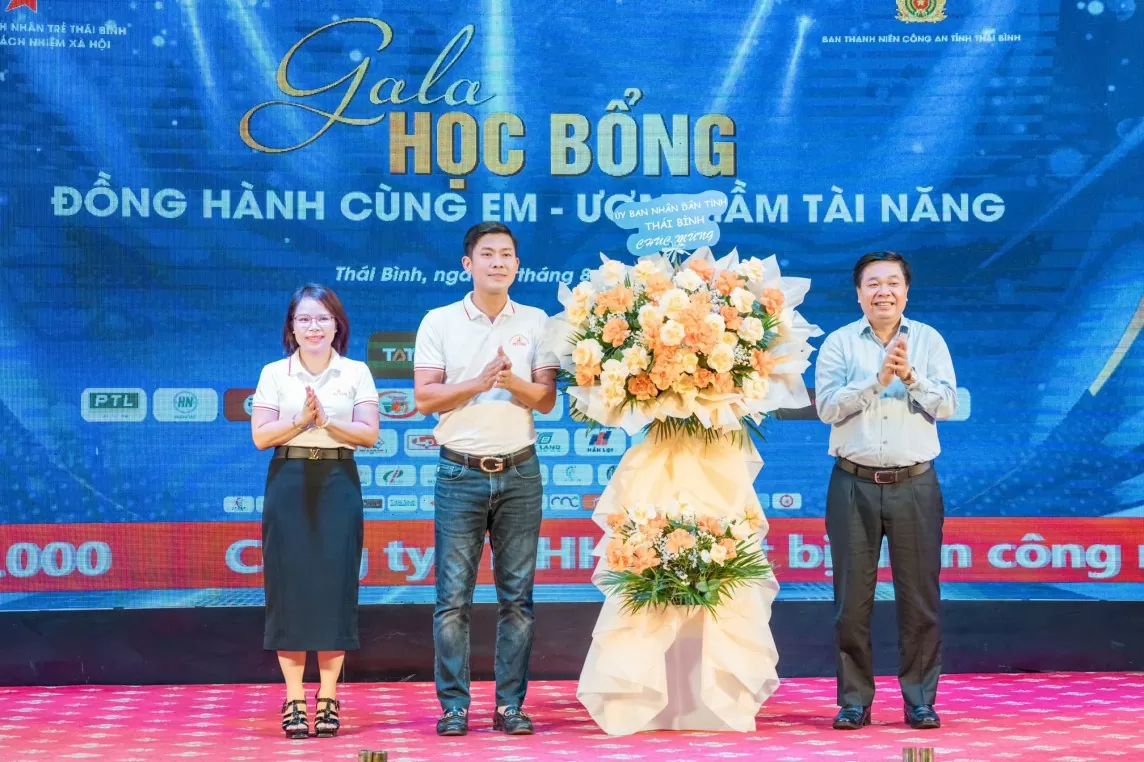 Thái Bình: Hội Doanh nhân trẻ trao học bổng cho 32 học sinh nghèo vượt khó