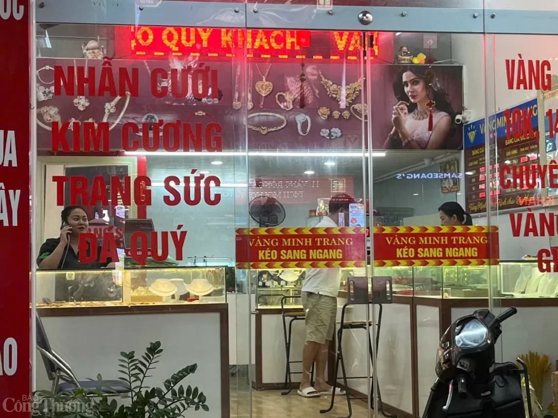Nhiều cửa hàng kinh doanh vàng 'ế ẩm', treo biển cho thuê Giá vàng cửa hàng vàng