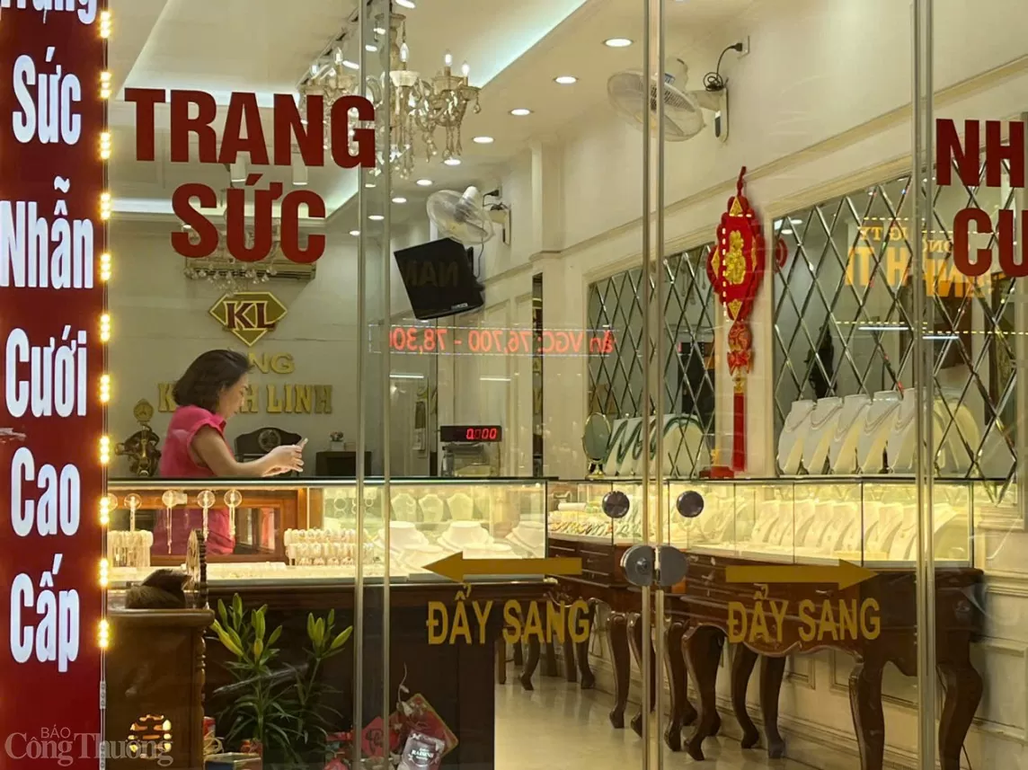 Nhiều cửa hàng kinh doanh vàng 'ế ẩm', treo biển cho thuê Giá vàng cửa hàng vàng