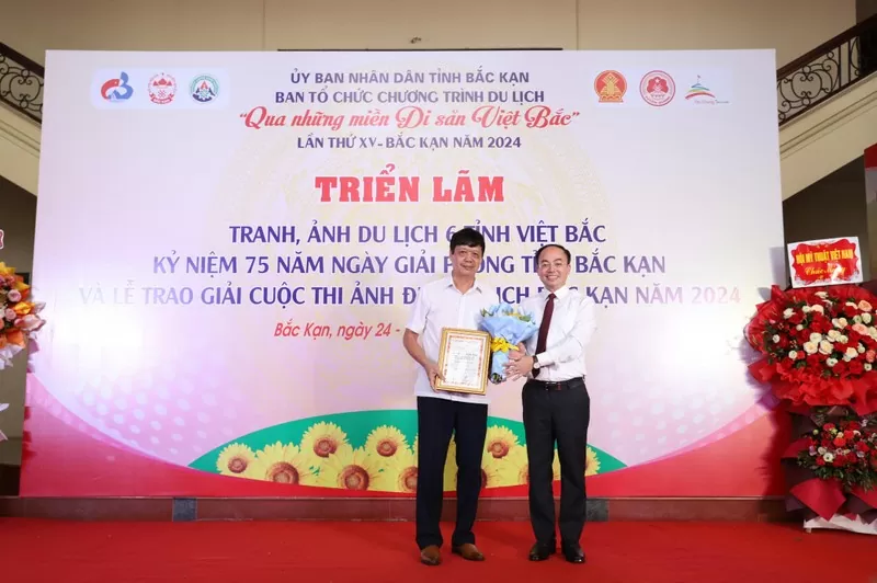 Khai mạc triển lãm tranh, ảnh du lịch 6 tỉnh Việt Bắc