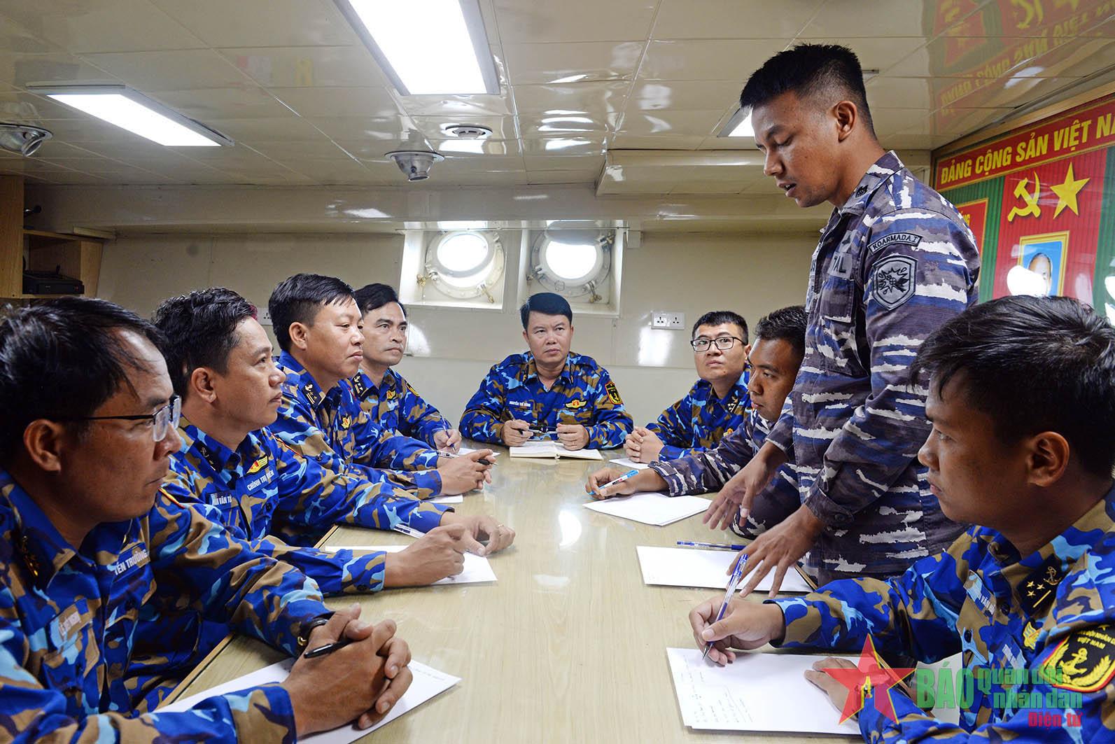 Hải quân Việt Nam và Hải quân Indonesia luyện tập chung trên biển