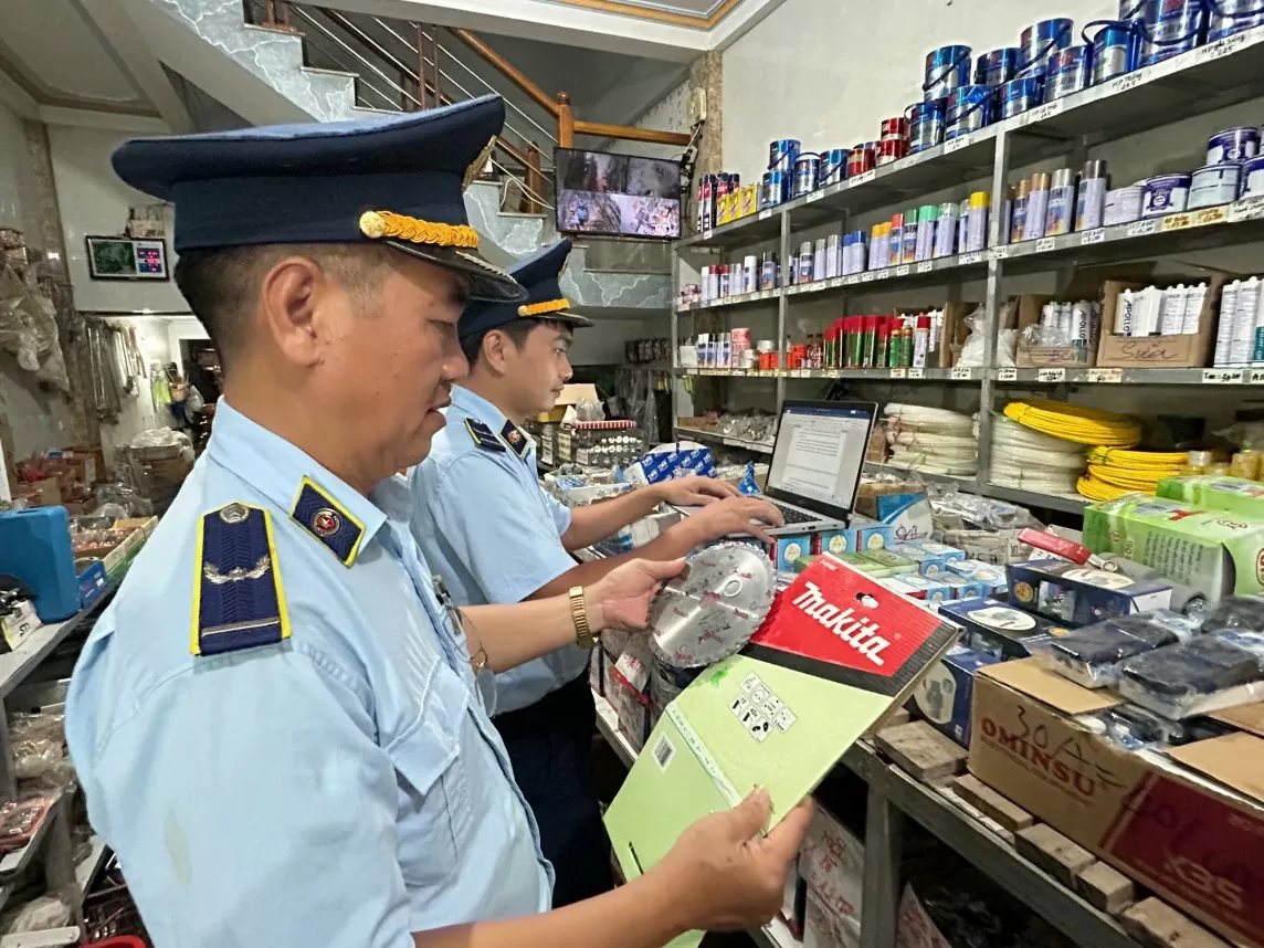 Hà Giang: Tạm giữ nhiều hàng hóa tại 2 cơ sở kinh doanh qua Facebook