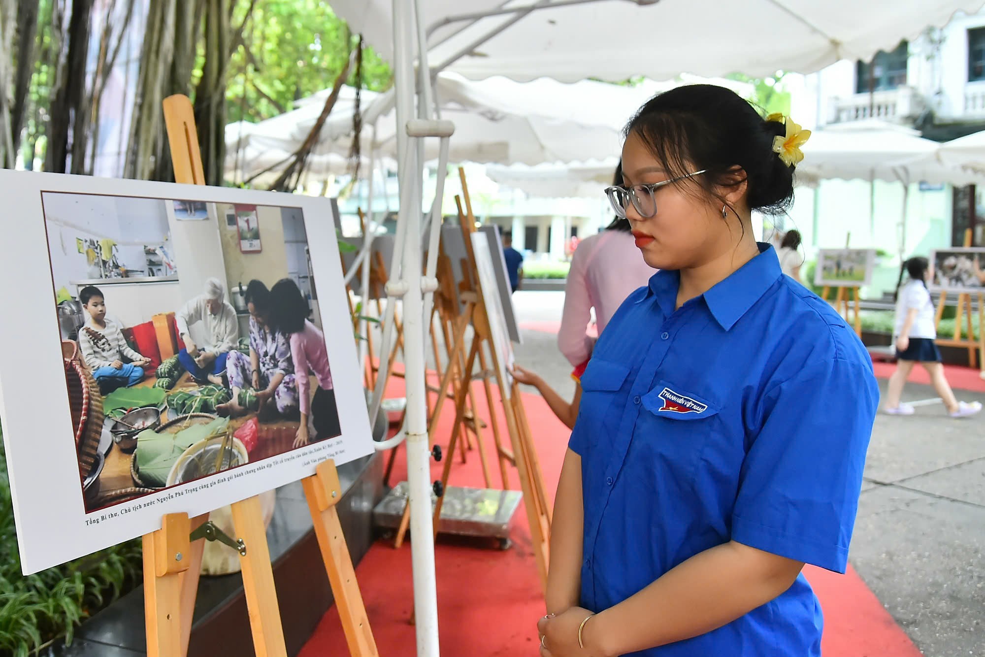 Tình cảm sâu đậm của người dân tại Triển lãm ảnh Tổng Bí thư Nguyễn Phú Trọng ảnh 4