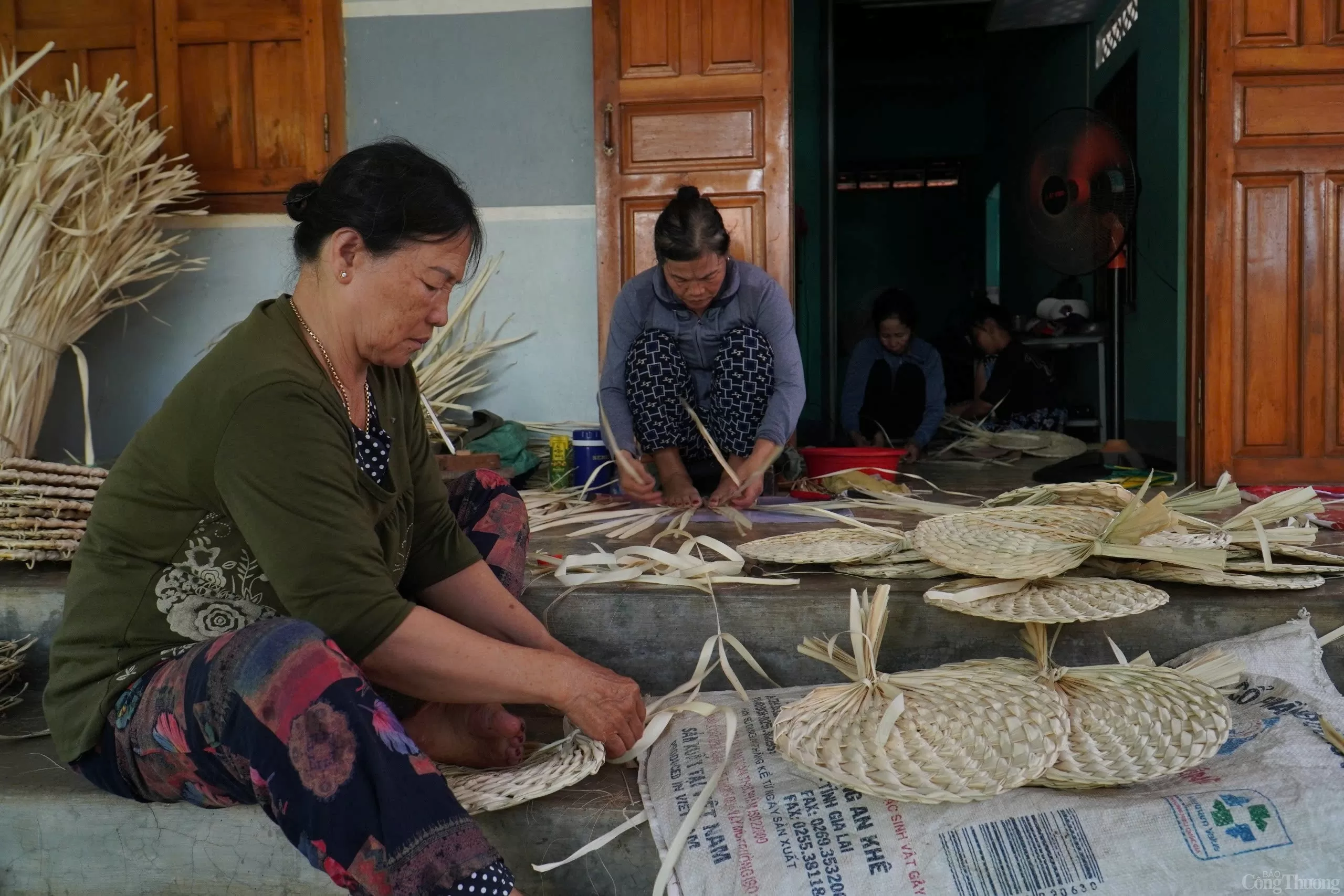 Quạt lá buông đưa văn hoá làng nghề tạo ra giá trị kinh tế