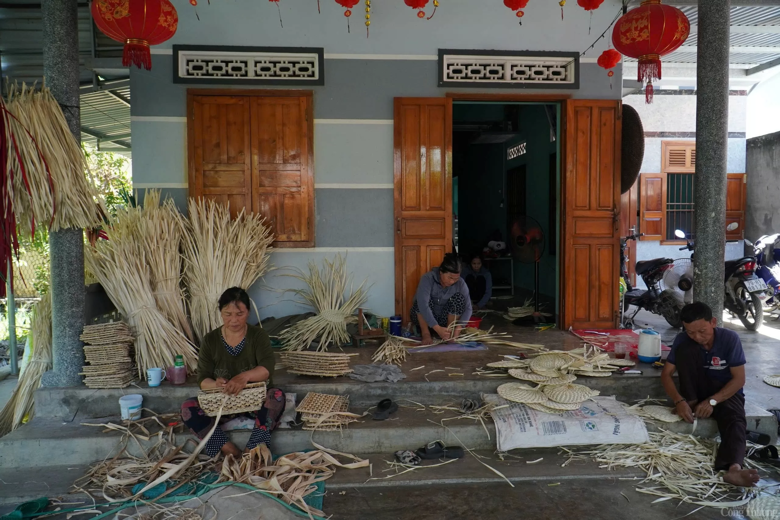 Quạt lá buông đưa văn hoá làng nghề tạo ra giá trị kinh tế