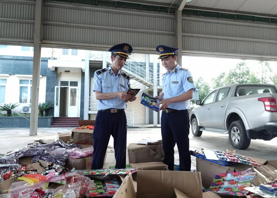 Thanh Hóa: Đột kích kho hàng, thu giữ nhiều đồ chơi bạo lực trẻ em