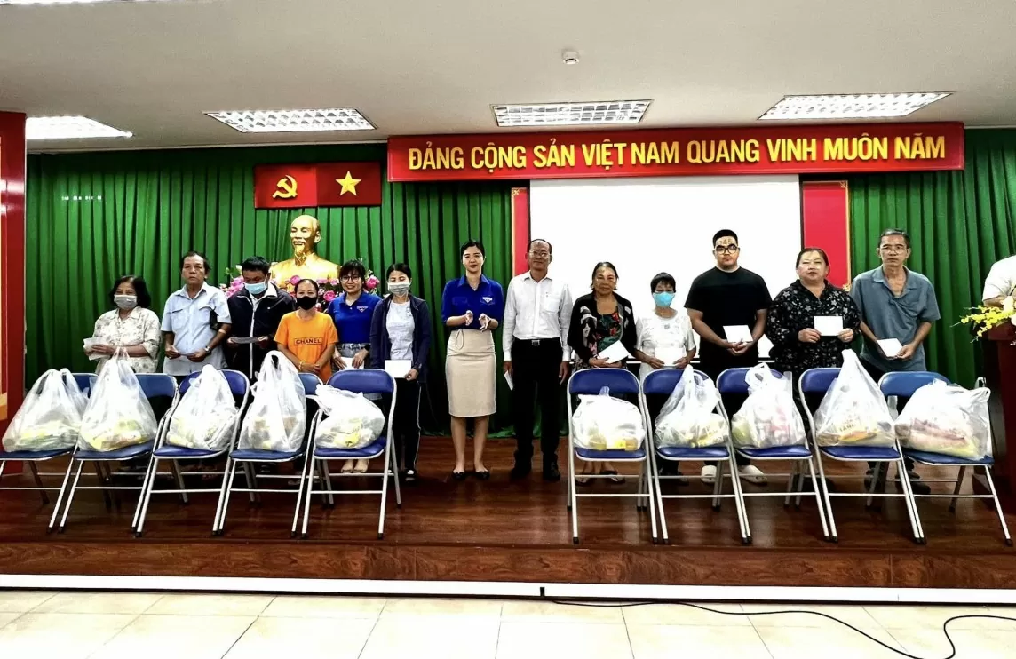 Trao quà cho các hộ khó khăn trên địa bàn phường Đa Kao, quận 1, tp HCM