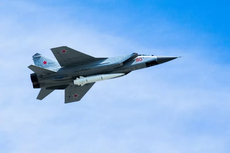 Tiêm kích MiG-31 Nga mang tên lửa Kinzhal (Ảnh: GettyImage)s