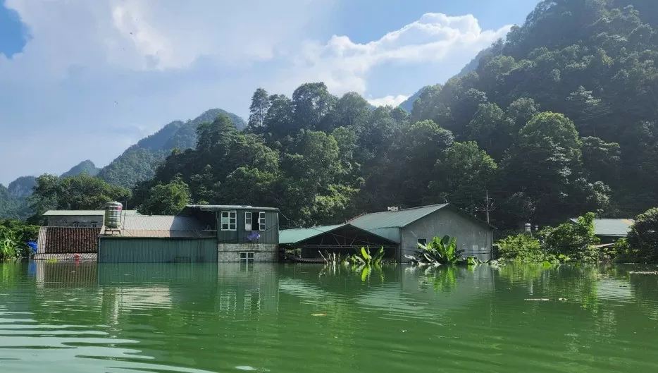 Cao Bằng: Xúc động hình ảnh thầy hiệu trưởng bơi giữa dòng lũ vào trường trước thềm năm học mới