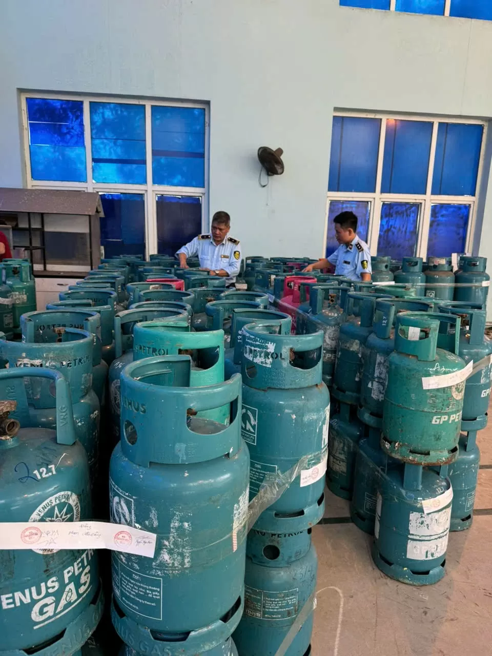 Bắc Ninh: Tạm giữ số lượng lớn tang vật tại cơ sở san, chiết LPG trái phép