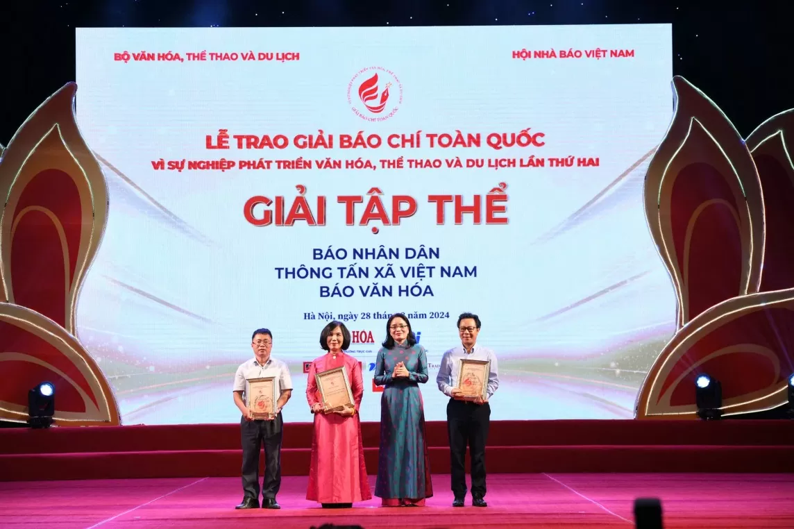 Thứ trưởng Bộ Văn hoá, Thể thao và Du lịch trao tặng 3 giải tập thể cho 3 cơ quan báo chí. Ảnh: Ban tổ chúc