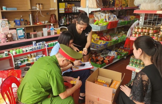 bac giang tam giu 600 banh trung thu va hon 2000 goi thuc pham nhap lau