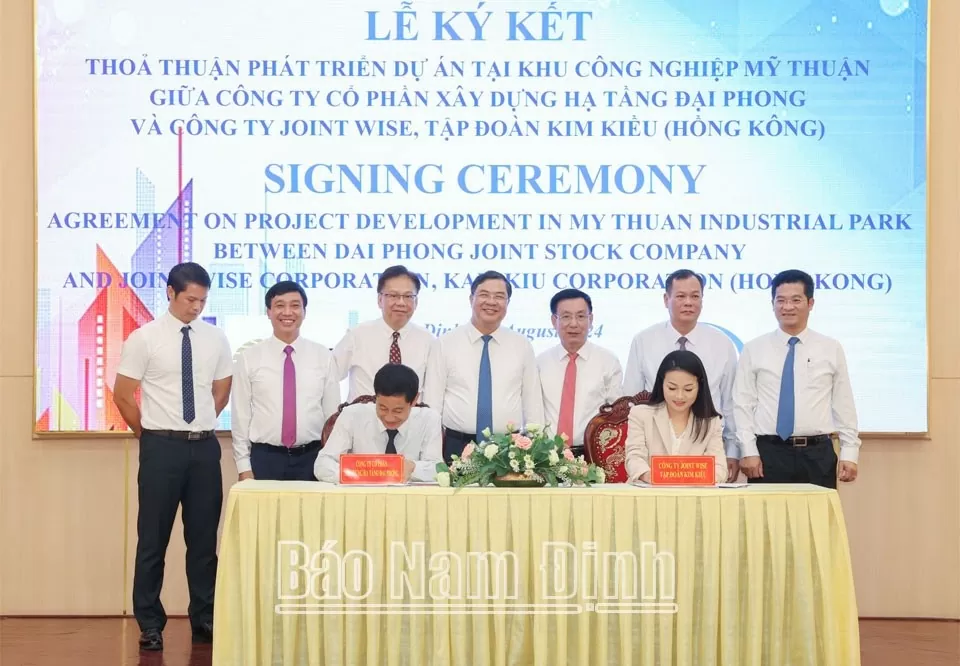 Lễ ký kết giữa Công ty Cổ phần xây dựng hạ tầng Đại Phong và Công ty Joint Wise, Tập đoàn Kim Kiều (Hồng Kông). Ảnh: Viết Dư