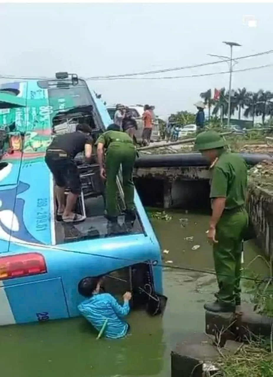 Hà Nội: Clip xe bus 'bay' xuống mương nước sau cú tông kinh hoàng