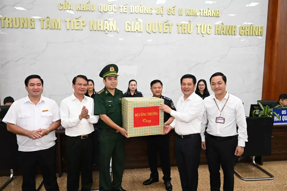 Bộ trưởng Nguyễn Hồng Diên cùng Đoàn công tác Bộ Công Thương thị sát tại Cửa khẩu quốc tế Kim Thành