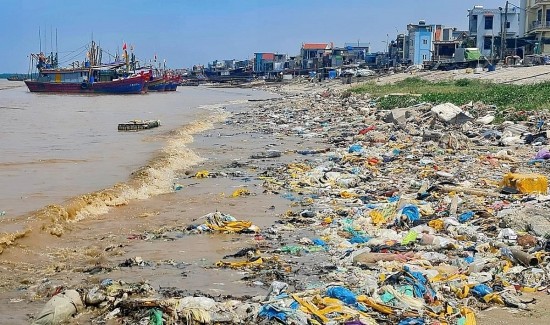 moi ngay nguoi dan thanh hoa thai ra 345 tan rac thai nhua