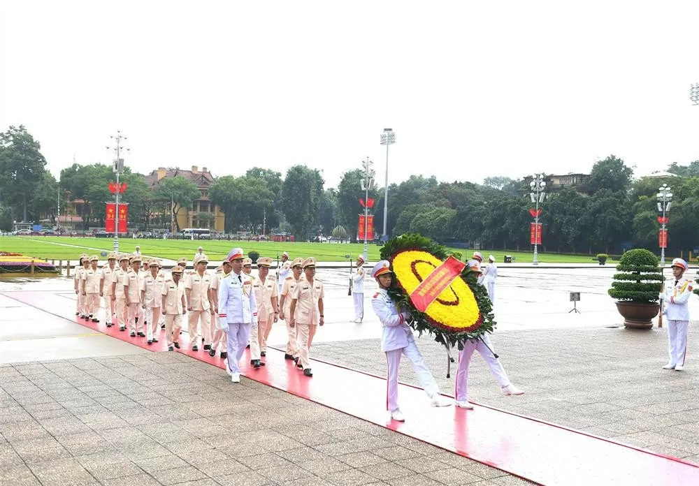 Đoàn đại biểu Đảng ủy Công an Trung ương, Bộ Công an đặt vòng hoa, vào Lăng viếng Chủ tịch Hồ Chí Minh.