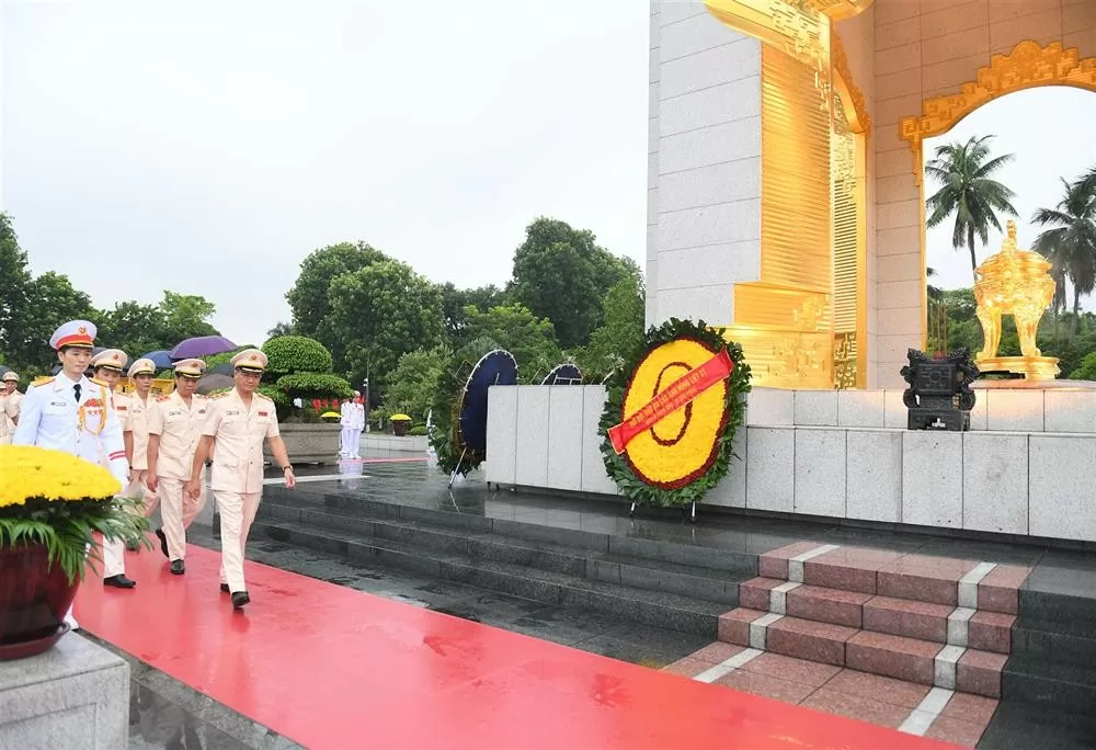 Đoàn đại biểu Đảng ủy Công an Trung ương, Bộ Công an đặt vòng hoa, tưởng niệm các Anh hùng liệt sỹ.