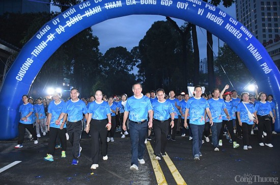 hon 3000 nguoi khoi cac co quan trung uong tai tp ho chi minh di bo dong hanh vi nguoi ngheo