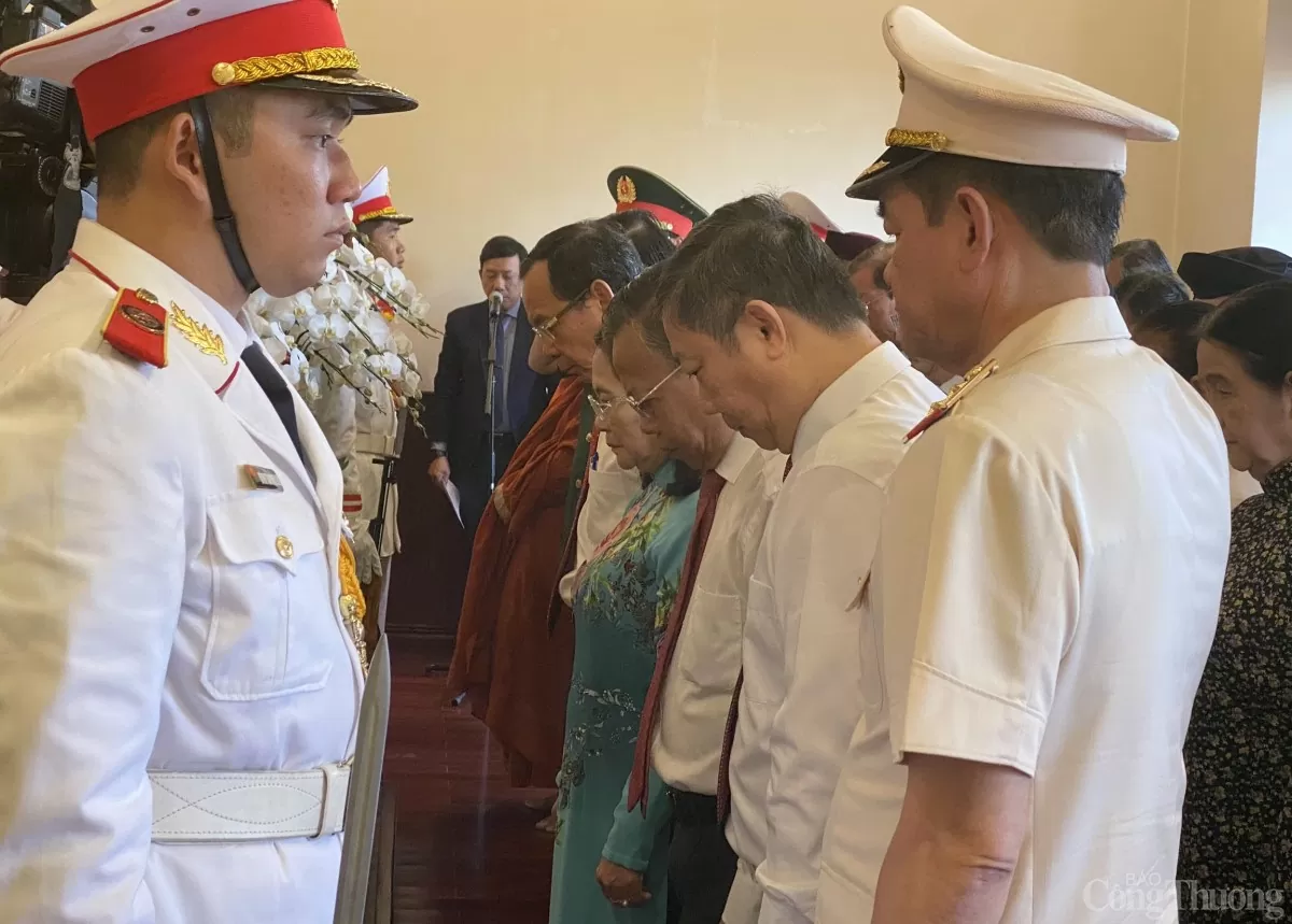 Lãnh đạo TP. Hồ Chí Minh dâng hương - dâng hoa tưởng niệm Chủ tịch Hồ Chí Minh