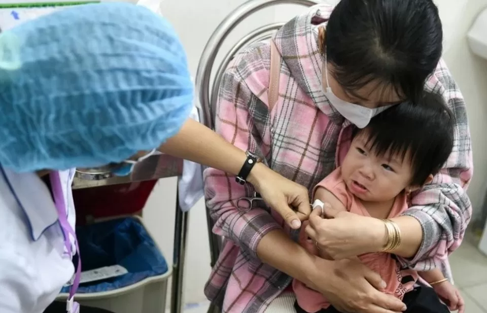 TP. Hồ Chí Minh: Ngày đầu triển khai chiến dịch ‘phủ’ vaccine sởi cho trẻ