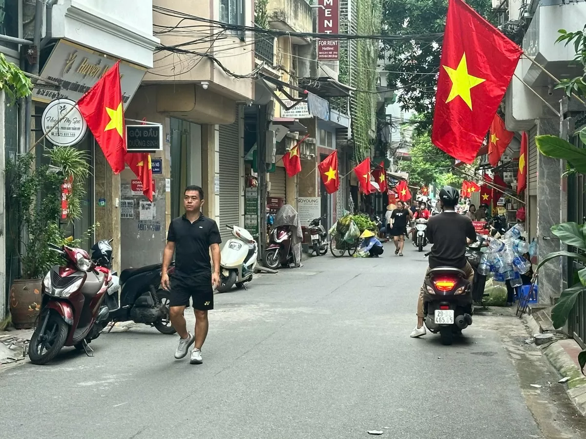 Từ các tuyến phố lớn cho tới ngõ nhỏ, cờ Tổ quốc tung bay phấp phới, trở thành nét đẹp văn hoá, thể hiện niềm tự hào dân tộc của mỗi người dân Việt Nam.