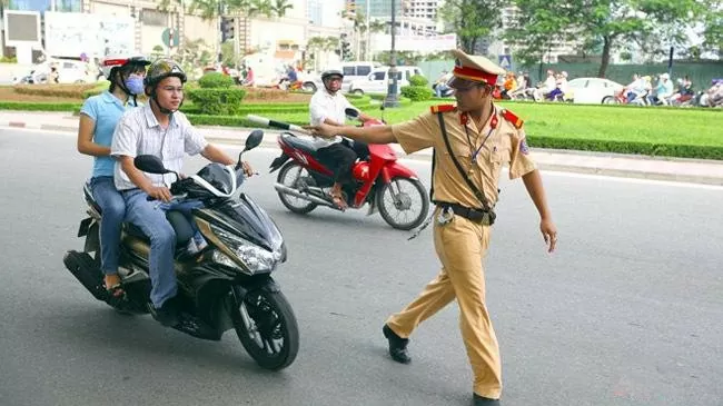 Quy định mới về người điều khiển xe máy chở người ngồi sau, buộc kiểm định khí thải