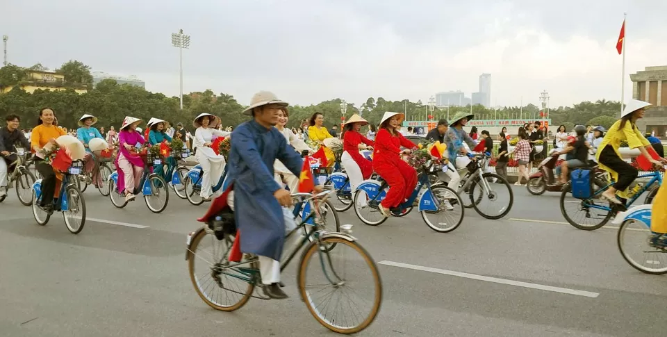 Hà Nội diễu hành 'Áo dài kết nối du lịch và di sản'