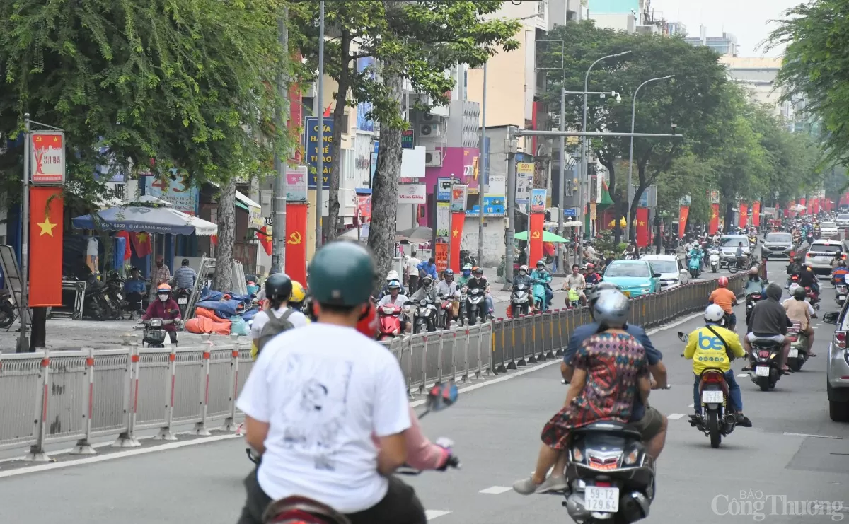 Chào mừng Tết Độc lập 2/9: Đường phố TP. Hồ Chí Minh rực rỡ cờ hoa