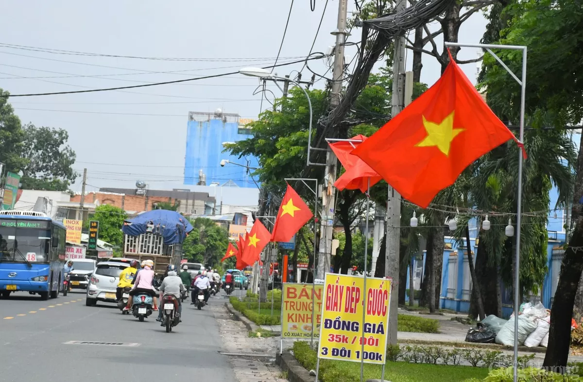 Chào mừng Tết Độc lập 2/9: Đường phố TP. Hồ Chí Minh rực rỡ cờ hoa