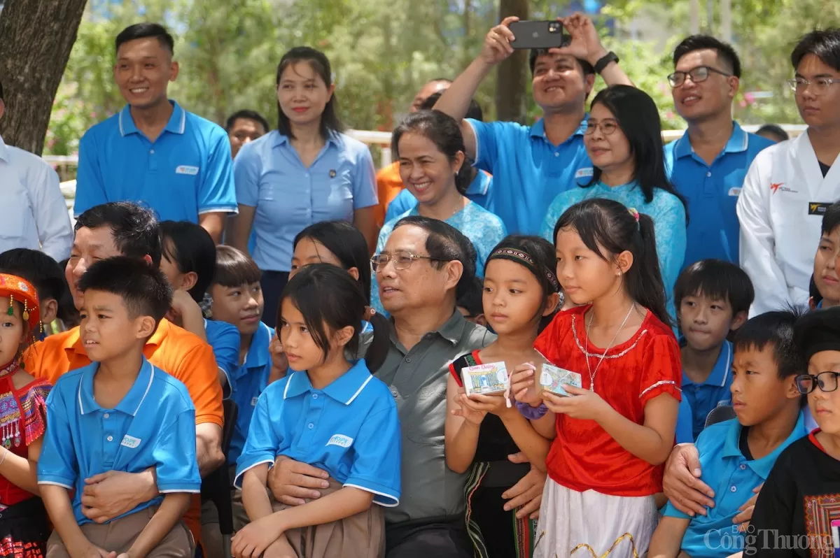 Các em học sinh trường Hy Vọng bên Thủ tướng Chính phủ