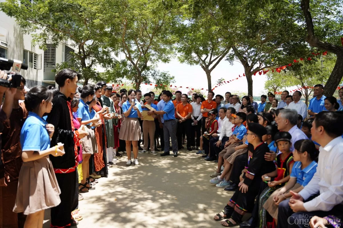 -Các em học sinh nhà trường kính tặng Thủ tướng Chính phủ sản phẩm thủ công là xà bông do các em tự làm, trên vỏ hộp có hình ảnh của tỉnh/thành nơi cac em sinh ra do các em vẽ.