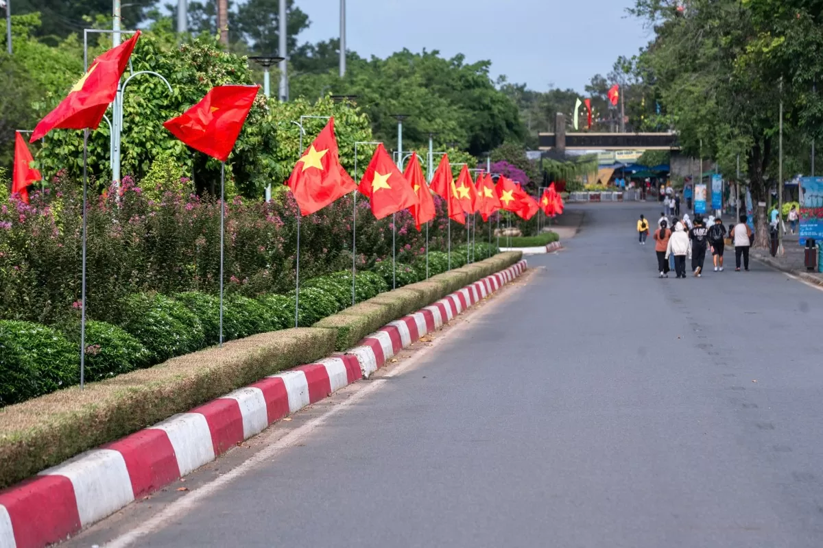 Cờ đỏ sao vàng rực rỡ từ phố phường đến các khu du lịch trong đại lễ Quốc khánh 2/9