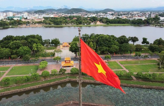 nguoi dau tien treo co do sao vang len ky dai hue