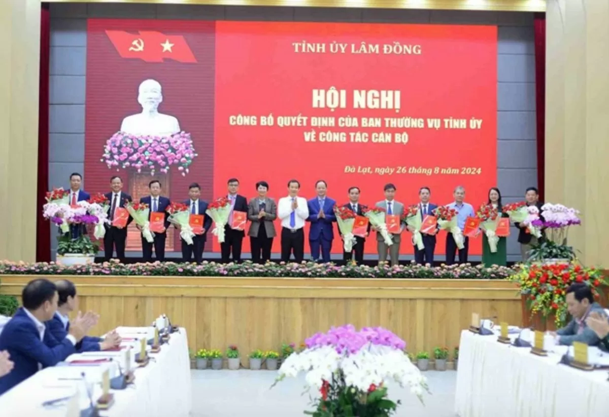 Kiện toàn bộ máy Chính phủ; Bộ Công an và 6 tỉnh phía Nam bổ nhiệm, điều động nhiều chức danh