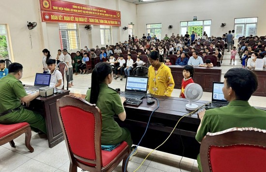 cong an thanh hoa xuyen le lam thu tuc cap the can cuoc cho cong dan