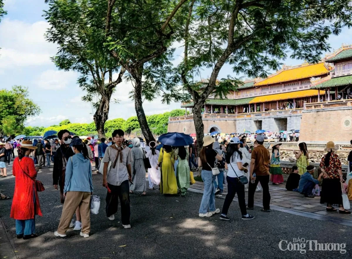 Thừa Thiên Huế: Người dân, du khách đổ về thăm quan Di tích Huế