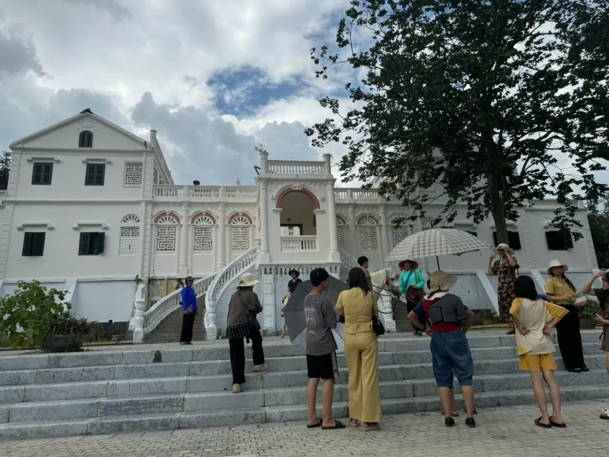 Màu sơn mới dinh Hoàng A Tưởng mất đi nét cổ kính, rêu phong