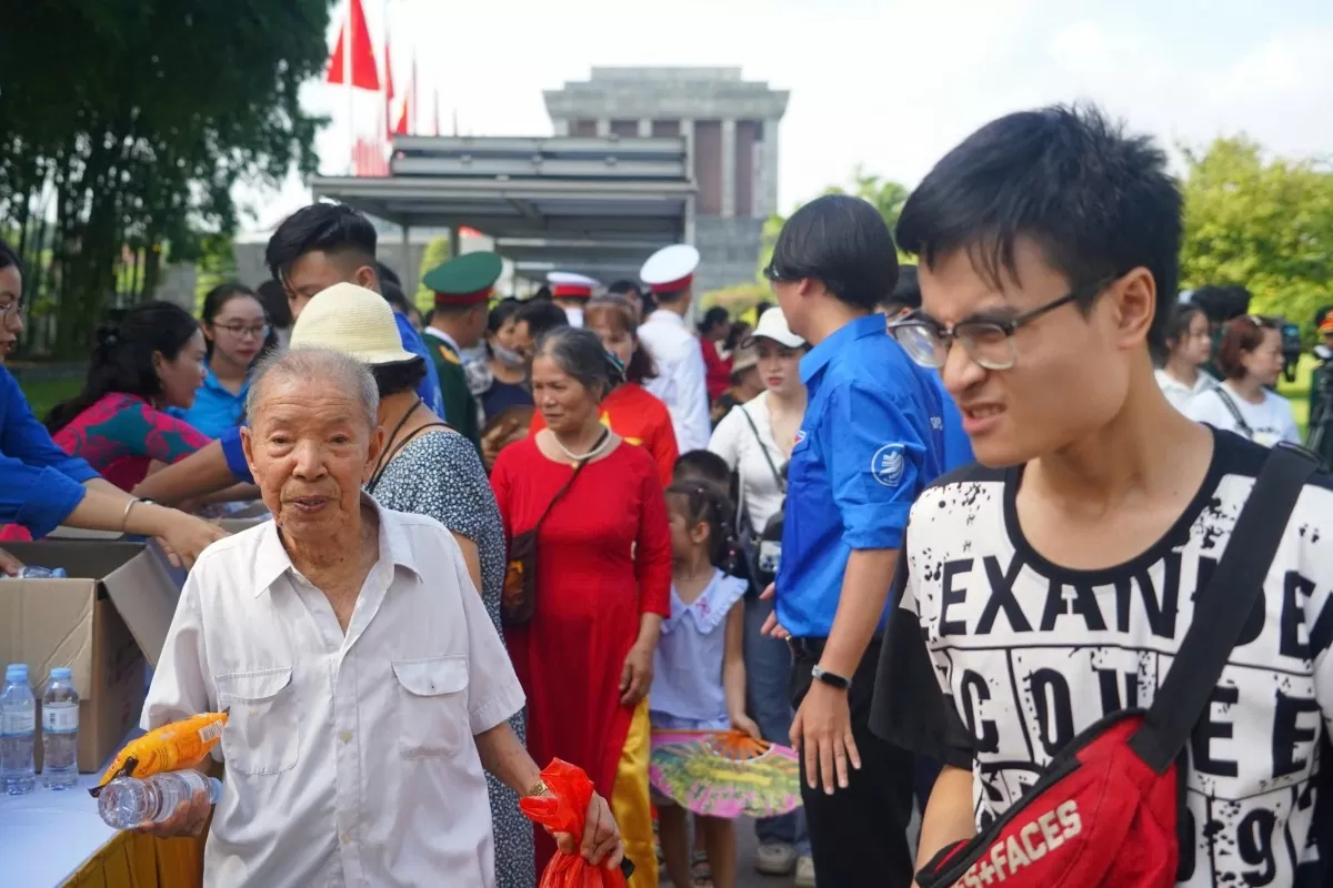 Lượng du khách vào Lăng viếng Bác cao kỷ lục trong ngày Quốc khánh