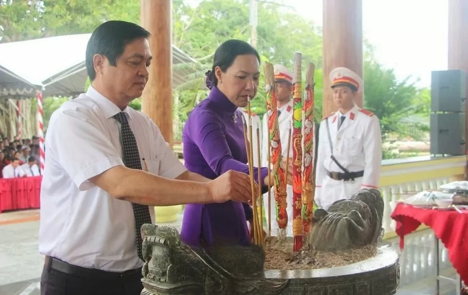 ông Huỳnh Chí Nguyện - Phó Chủ tịch UBND tỉnh Bạc Liêu thắp thắp hương tưởng nhớ Chủ tịch Hồ Chí Minh tại Đền thờ Bác Hồ (xã Châu Thới, huyện Vĩnh Lợi). Ảnh: BLO