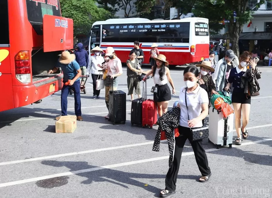 Chùm ảnh: Dòng người nườm nượp trở lại Thủ đô sau kỳ nghỉ lễ Quốc khánh