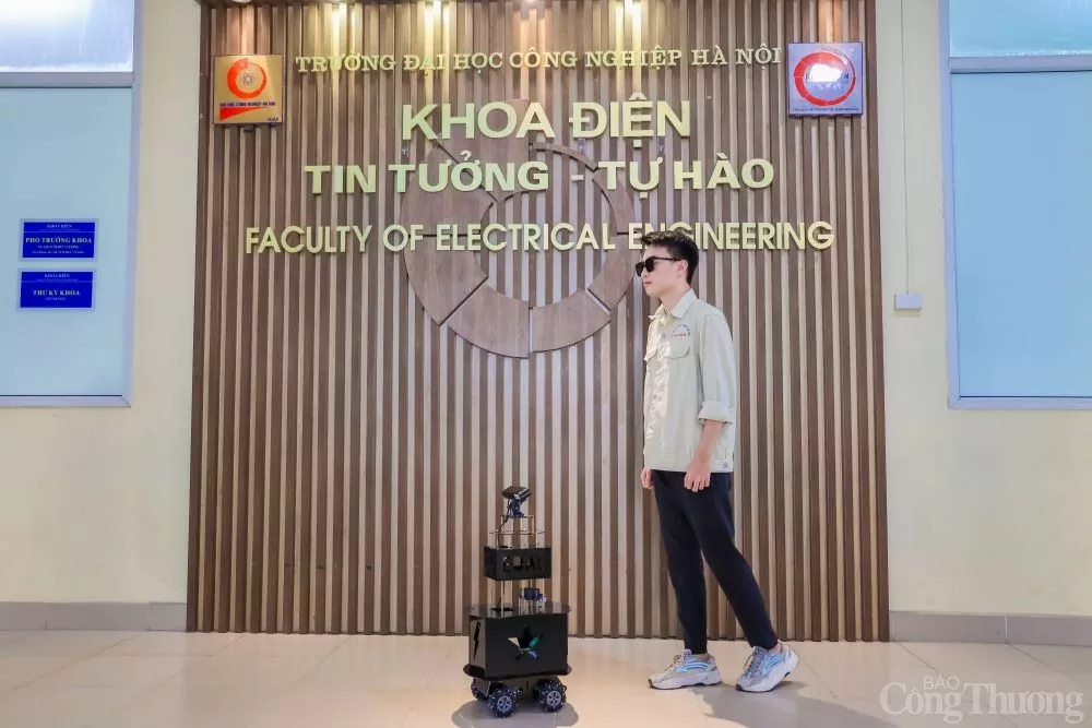 Sinh viên HaUI chế tạo, thử nghiệm thành công Robot dẫn đường hỗ trợ người khiếm thị