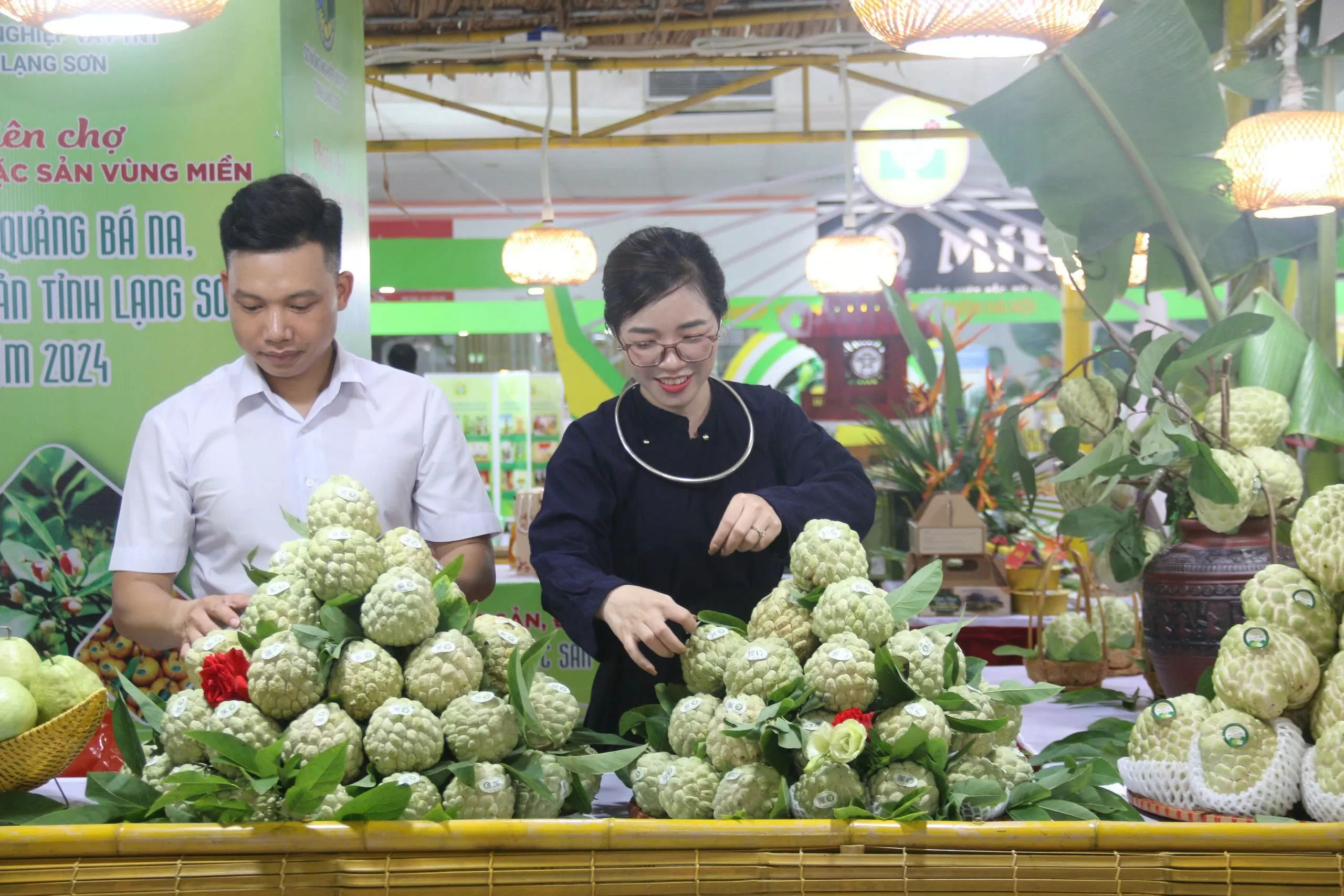 Quảng bá sản phẩm na Chi Lăng (Lạng Sơn) đến với người tiêu dùng Hà Nội (Ảnh: Nguyễn Hạnh)