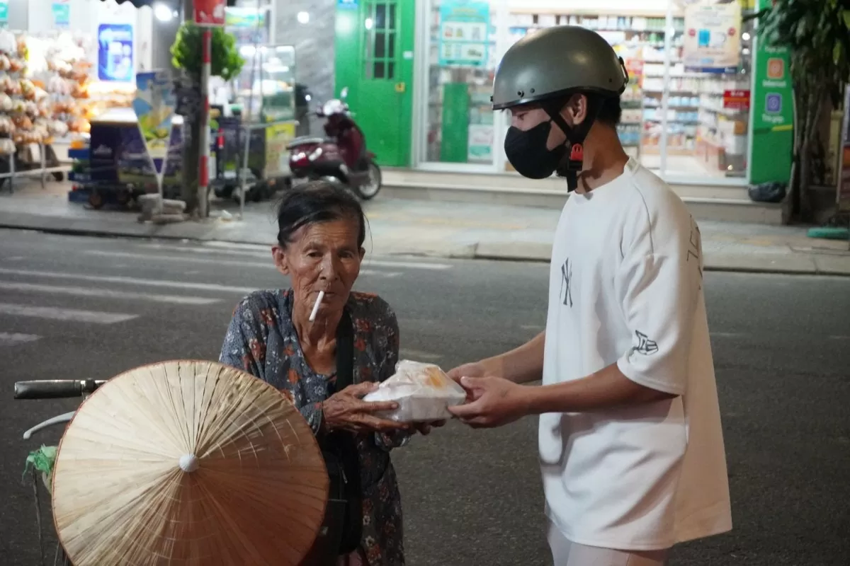 Ấm áp những suất ăn 0 đồng cho người lao động nghèo ở Đà Nẵng