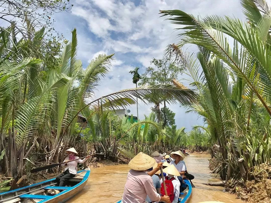 Mưa lớn kéo dài, nhiều điểm du lịch vắng khách trong dịp lễ