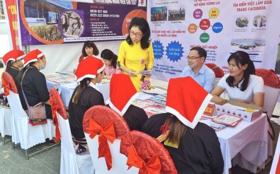 lao cai tich cuc giup nguoi dan tiep can thong tin de giam ngheo hieu qua