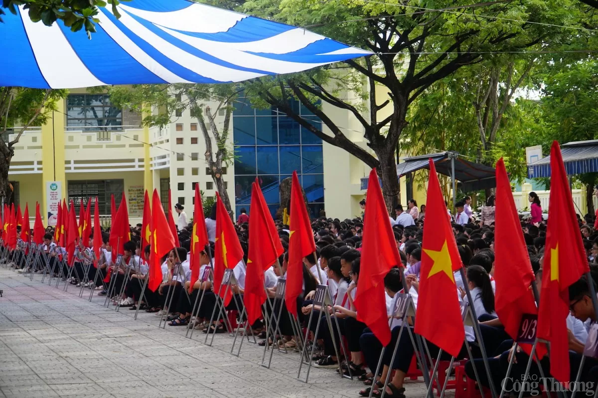 Lễ khai giảng diễn ra ngắn gọn, trang trọng và ý nghĩa Lễ khai giảng diễn ra ngắn gọn, trang trọng và ý nghĩa