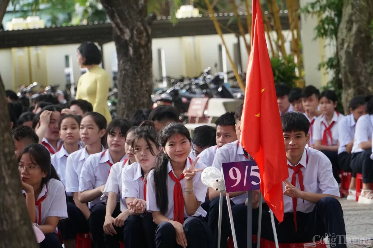 Các em học sinh hân hoan bước vào năm học mới Các em học sinh hân hoan bước vào năm học mới